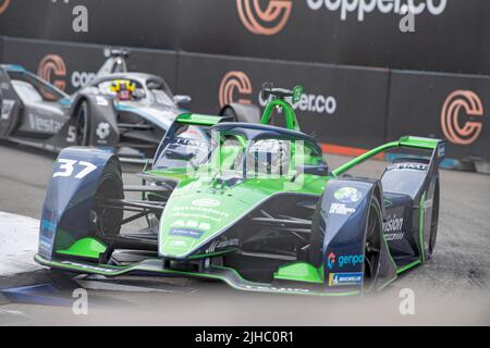 New York, Usa. 16.. Juli 2022. Nick Cassidy (Auto-Nr. 37) von Envision Racing fährt während der ABB FIA Formula E Championship, New York City E-Prix Saison 8 Runde 11in der Brooklyn Bezirk von New York City. (Foto von Ron Adar/SOPA Images/Sipa USA) Quelle: SIPA USA/Alamy Live News Stockfoto