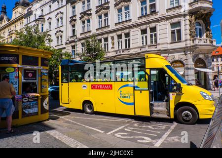 Cityrama Sightseeing Tour Bus und Ticketschalter, Staroměstské náměstí, Altstädterplatz, Prag, Tschechische Republik Stockfoto