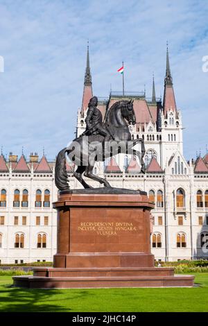 Reiterstatue Rakoczi Ferenc, vor dem Parlamentsgebäude, Kossuth Lajos ter, Budapest, Ungarn Stockfoto