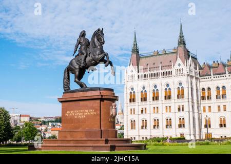 Rakoczi Ferenc Reiterstatue und Parlamentsgebäude, Kossuth Lajos ter, Budapest, Ungarn Stockfoto