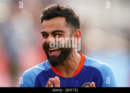 Der Inder Virat Kohli feiert, nachdem seine Seite die Serie 2-1 gegen England nach dem dritten eintägigen internationalen Spiel im Emirates Old Trafford, Manchester, gewonnen hat. Bilddatum: Sonntag, 17. Juli 2022. Stockfoto