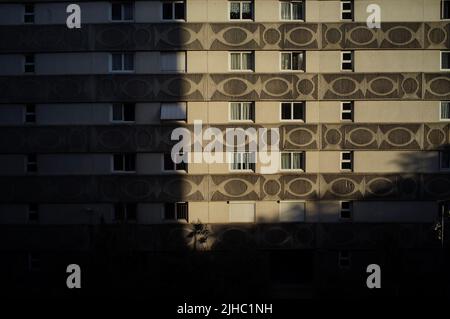 Sozialwohnungen (HLM), Fassade des Wohnblocks, 4 rue de Crimée, 75019, Paris, Frankreich Stockfoto