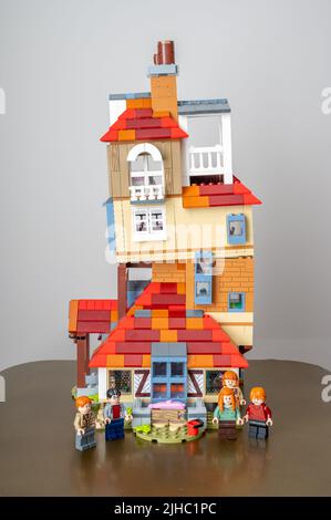 Calgary, Alberta - 15. Juli 2022: Harry Potter Angriff auf das LEGO Set Burrow würdigt eine der dramatischsten Szenen in Harry Potter. Stockfoto