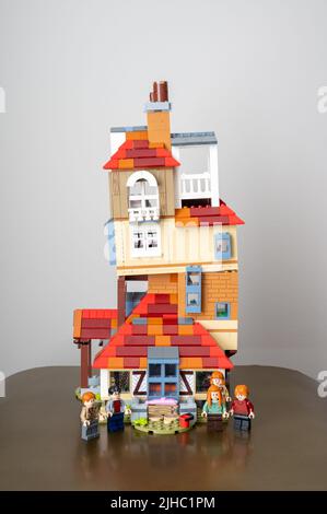 Calgary, Alberta - 15. Juli 2022: Harry Potter Angriff auf das LEGO Set Burrow würdigt eine der dramatischsten Szenen in Harry Potter. Stockfoto