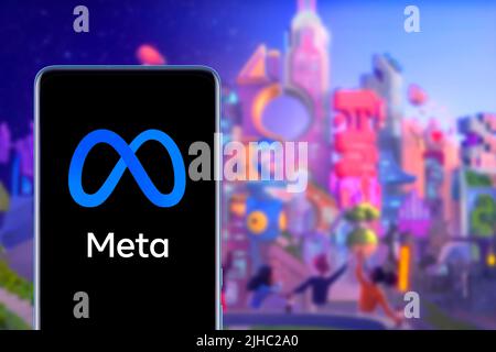 Smartphone mit Meta- oder Metaverse-Logo liegt auf einem Holztisch mit zwei Facebook-Papierlogos. Los Angeles, California, USA - 21 Jule 2022 Stockfoto