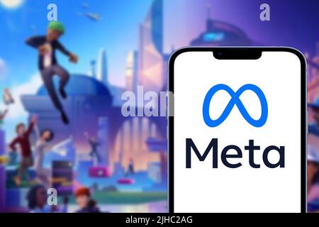 Smartphone mit Meta- oder Metaverse-Logo liegt auf einem Holztisch mit zwei Facebook-Papierlogos. Los Angeles, California, USA - 21 Jule 2022 Stockfoto