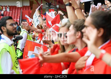 Sheffield, Großbritannien. . 17.. Juli 2022. Fans der Schweiz nach dem UEFA Womens Euro 2022 Fußballspiel zwischen der Schweiz und den Niederlanden in der Bramall Lane in Sheffield, England. (Sven Beyrich /SPP /Sportfrauen) Quelle: SPP Sport Press Photo. /Alamy Live-Nachrichten Kredit: SPP Sport Press Foto. /Alamy Live News Stockfoto