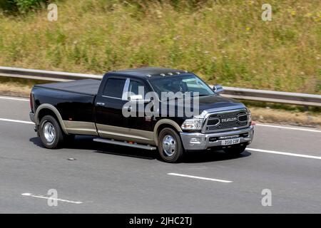 2011 American Dodge RAM 3500 Heavy Duty 6700cc Diesel Pick-up Truck; unterwegs auf der Autobahn M6 in Großbritannien Stockfoto