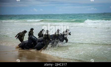 Waimanalo, Usa. 15.. Juli 2022. Die mexikanische Marine-Infanterie startet während eines amphibischen Einsatztrainings mit dem U.S. Marine Corps einen Teil der Rim of the Pacific Übungen am Bellows Beach 15. Juli 2022 in der Bellows Air Force Station, Hawaii. Kredit: LCpl. Haley Fetourmet Gustavsen/USA Marines/Alamy Live News Stockfoto