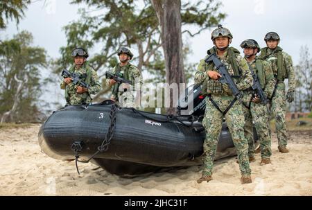 Waimanalo, Usa. 15.. Juli 2022. Mexikanische Marineinfanterie bereitet sich darauf vor, während eines amphibischen Einsatztrainings mit dem U.S. Marine Corps ein Kampfflugzeugs zu starten, das Teil der Rim of the Pacific Übungen am Bellows Beach 15. Juli 2022 in der Bellows Air Force Station, Hawaii, ist. Kredit: MC2 Aja Bleu Jackson/U.S. Navy/Alamy Live News Stockfoto