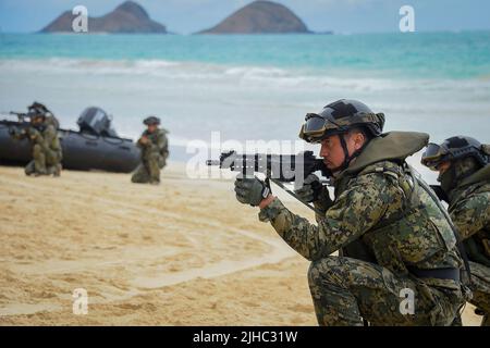 Waimanalo, Usa. 15.. Juli 2022. Mexikanische Marineinfanterie übernehmen die Kontrolle über den Strand während eines amphibischen Eingriffstrainings mit dem US Marine Corps Teil der Rim of the Pacific Übungen am Bellows Beach 15. Juli 2022 in Bellows Air Force Station, Hawaii. Kredit: MCS Leon Vonguyen/USA Navy/Alamy Live News Stockfoto