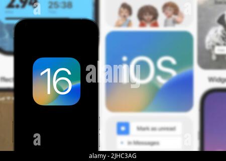 Neues iPhone pro mit dem Apple-Installationsbildschirm mit dem neuen Betriebssystem IOS 16 kommt neben kommen. Sonntag, 17. November 2022, New York, United S. Stockfoto