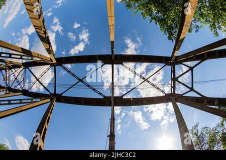 Eisenbahnviadukt in der UWA Weitwinkelobjektiv an einem sonnigen Tag. Stockfoto