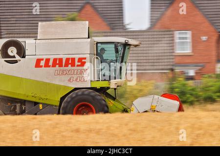 Ein Claas Lexion 440 Mähdrescher, Ernte Gerste in Leeds, West Yorkshire Stockfoto