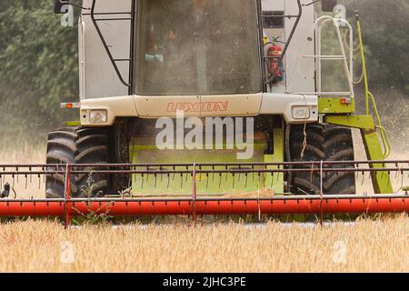 Ein Claas Lexion 440 Mähdrescher, Ernte Gerste in Leeds, West Yorkshire Stockfoto