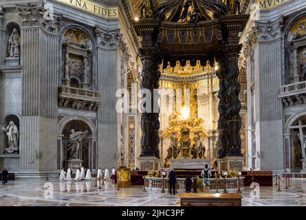 Rom - 12. Jun 2021: Im Petersdom, Rom, Italien. Die reich verzierte Kathedrale des Heiligen Peters ist das Wahrzeichen Roms und der Vatikanstadt. Luxuriöser Baldacchino Stockfoto