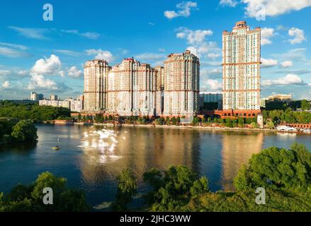 Wohnkomplex Alye Parusa am Moskwa-Fluss, Moskau, Russland. Malerische Luftaufnahme von hohen Wohngebäuden in der Stadt Moskau im Nordwesten. Landschaft von Moskau r Stockfoto