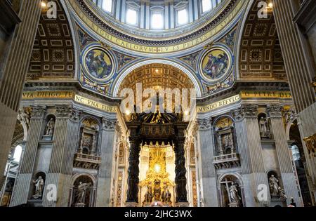 Rom - 12. Jun 2021: Im Petersdom, Rom, Italien. Die Kathedrale St. Peters ist das Wahrzeichen von Rom und der Vatikanstadt. Prunkvolle barocke Innenausstattung o Stockfoto