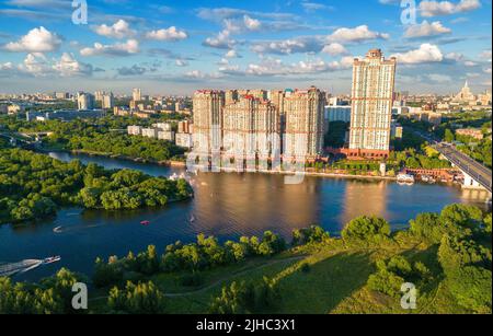 Wohnkomplex Alye Parusa am Moskwa-Fluss, Moskau, Russland. Malerische Luftaufnahme von hohen Wohngebäuden in Moskau, Skyline der Stadt. Schöne Landschaft von Mo Stockfoto