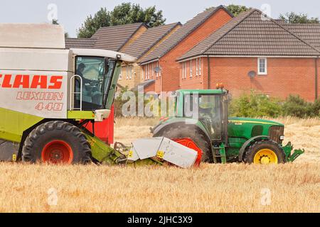 Ein Claas Lexion 440 Mähdrescher, Ernte Gerste in Leeds, West Yorkshire Stockfoto