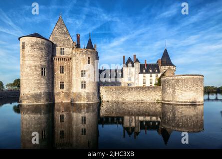 Castle Chateau de Sully-sur-Loire, Frankreich. Es ist das Wahrzeichen des Loire-Tals. Blick auf Französisch mittelalterliche Burg wie Festung in der Mitte des Flusses, Landschaft Stockfoto