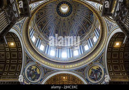 Im Inneren der Kuppel des Petersdoms, Rom, Italien. Die reich verzierte Kathedrale des Heiligen Peters ist das Wahrzeichen Roms und der Vatikanstadt. Luxusbar Stockfoto