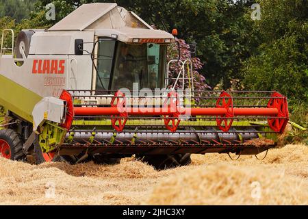 Ein Claas Lexion 440 Mähdrescher, Ernte Gerste in Leeds, West Yorkshire Stockfoto