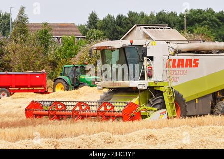 Ein Claas Lexion 440 Mähdrescher, Ernte Gerste in Leeds, West Yorkshire Stockfoto