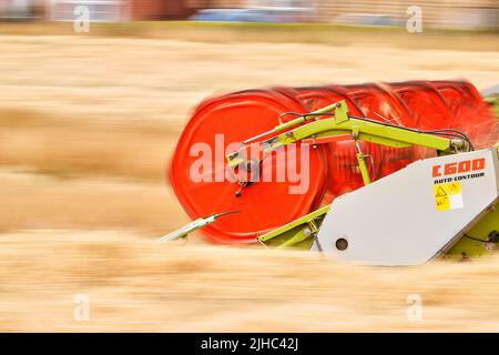 Ein Slow-Shutter-Foto eines Claas C600 Auto Contour Header Stockfoto