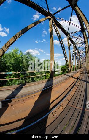 Eisenbahnviadukt in der UWA Weitwinkelobjektiv an einem sonnigen Tag. Stockfoto