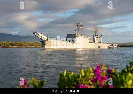 Pearl Harbor, Usa. 12. Juli 2022. Der ARM des mexikanischen PANZERLANDUNGSSCHIFFS Usumacinta der mexikanischen Marine der Newport-Klasse verlässt Pearl Harbor, um die auf See gelegene Phase des Rim of the Pacific am 12. Juli 2022 in Honolulu, Hawaii, zu beginnen. Kredit: MC2 Aiko Bongolan/US Navy/Alamy Live Nachrichten Stockfoto