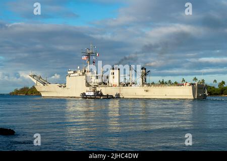 Pearl Harbor, Usa. 12. Juli 2022. Der ARM des mexikanischen PANZERLANDUNGSSCHIFFS Usumacinta der mexikanischen Marine der Newport-Klasse verlässt Pearl Harbor, um die auf See gelegene Phase des Rim of the Pacific am 12. Juli 2022 in Honolulu, Hawaii, zu beginnen. Kredit: MC2 Aiko Bongolan/US Navy/Alamy Live Nachrichten Stockfoto