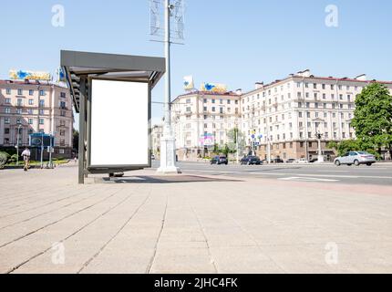 Große Plakatwand an der Bushaltestelle. Marken-, Produkt-, Service-, Business-Werbeplakat an verkehrsreichen Straßen. Horten. Hochwertige Fotos Stockfoto