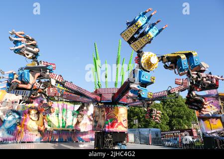 Sheffield, South Yorkshire, Großbritannien, Juni 18 2022 Familien genießen Fahrgeschäfte auf dem Messegelände im Endcliffe Park in Sheffield Stockfoto