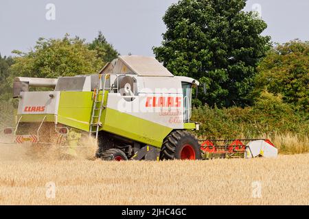 Ein Claas Lexion 440 Mähdrescher, Ernte Gerste in Leeds, West Yorkshire Stockfoto
