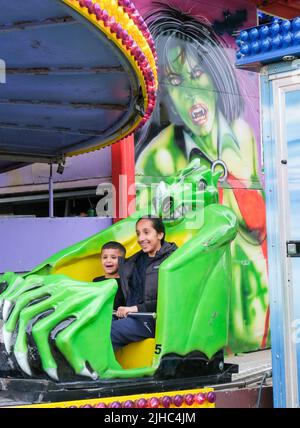 Sheffield, South Yorkshire, Großbritannien, Juni 18 2022 Familien genießen Fahrgeschäfte auf dem Messegelände im Endcliffe Park in Sheffield Stockfoto