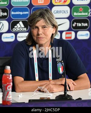 Italiens Cheftrainerin Milena Bertolini, abgebildet während einer Pressekonferenz der italienischen Nationalmannschaft der Frauen am Sonntag, dem 17. Juli 2022 in Manchester, England, vor dem dritten und letzten Gruppenspiel in der Gruppe D des Women's Euro 2022 Turniers. Die UEFA-Fußball-Europameisterschaft der Frauen 2022 findet vom 6. Bis 31. Juli statt. BELGA FOTO DAVID CATRY Stockfoto