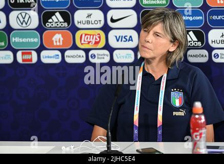 Italiens Cheftrainerin Milena Bertolini, abgebildet während einer Pressekonferenz der italienischen Nationalmannschaft der Frauen am Sonntag, dem 17. Juli 2022 in Manchester, England, vor dem dritten und letzten Gruppenspiel in der Gruppe D des Women's Euro 2022 Turniers. Die UEFA-Fußball-Europameisterschaft der Frauen 2022 findet vom 6. Bis 31. Juli statt. BELGA FOTO DAVID CATRY Stockfoto