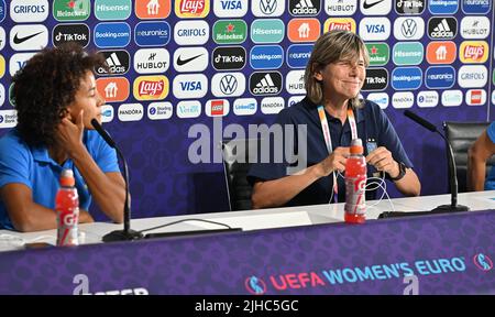 Die Italienerin Sara Gama und Italiens Cheftrainerin Milena Bertolini im Bild während einer Pressekonferenz der italienischen Nationalmannschaft der Frauen am Sonntag, dem 17. Juli 2022 in Manchester, England, vor dem dritten und letzten Gruppenspiel in der Gruppe D des Women's Euro 2022 Turniers. Die UEFA-Fußball-Europameisterschaft der Frauen 2022 findet vom 6. Bis 31. Juli statt. BELGA FOTO DAVID CATRY Stockfoto