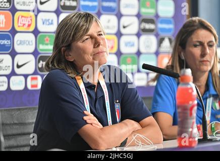 Italiens Cheftrainerin Milena Bertolini, abgebildet während einer Pressekonferenz der italienischen Nationalmannschaft der Frauen am Sonntag, dem 17. Juli 2022 in Manchester, England, vor dem dritten und letzten Gruppenspiel in der Gruppe D des Women's Euro 2022 Turniers. Die UEFA-Fußball-Europameisterschaft der Frauen 2022 findet vom 6. Bis 31. Juli statt. BELGA FOTO DAVID CATRY Stockfoto