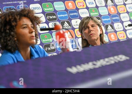 Italiens Cheftrainerin Milena Bertolini, abgebildet während einer Pressekonferenz der italienischen Nationalmannschaft der Frauen am Sonntag, dem 17. Juli 2022 in Manchester, England, vor dem dritten und letzten Gruppenspiel in der Gruppe D des Women's Euro 2022 Turniers. Die UEFA-Fußball-Europameisterschaft der Frauen 2022 findet vom 6. Bis 31. Juli statt. BELGA FOTO DAVID CATRY Stockfoto