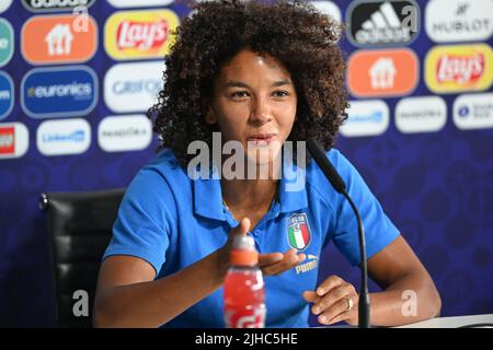 Die italienische Sara Gama, die während einer Pressekonferenz der italienischen Nationalmannschaft der Frauen am Sonntag, dem 17. Juli 2022 in Manchester, England, vor dem dritten und letzten Gruppenspiel in der Gruppe D des Women's Euro 2022-Turniers abgebildet wurde. Die UEFA-Fußball-Europameisterschaft der Frauen 2022 findet vom 6. Bis 31. Juli statt. BELGA FOTO DAVID CATRY Stockfoto