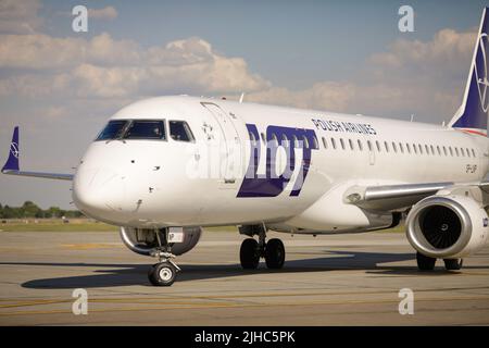 Otopeni, Rumänien - 17. Juli 2022: LOT polnisches Flugzeug auf der Rollbahn des Henri Coanda Flughafens. Stockfoto