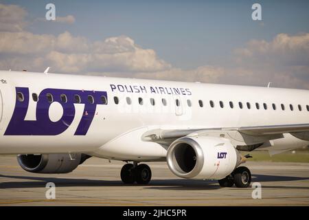 Otopeni, Rumänien - 17. Juli 2022: LOT polnisches Flugzeug auf der Rollbahn des Henri Coanda Flughafens. Stockfoto