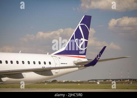 Otopeni, Rumänien - 17. Juli 2022: LOT polnisches Flugzeug auf der Rollbahn des Henri Coanda Flughafens. Stockfoto