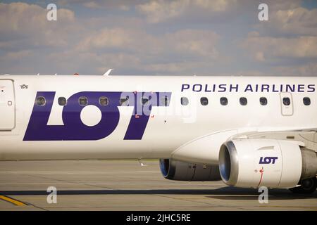 Otopeni, Rumänien - 17. Juli 2022: LOT polnisches Flugzeug auf der Rollbahn des Henri Coanda Flughafens. Stockfoto