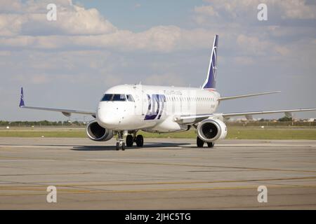 Otopeni, Rumänien - 17. Juli 2022: LOT polnisches Flugzeug auf der Rollbahn des Henri Coanda Flughafens. Stockfoto