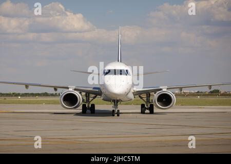 Otopeni, Rumänien - 17. Juli 2022: LOT polnisches Flugzeug auf der Rollbahn des Henri Coanda Flughafens. Stockfoto