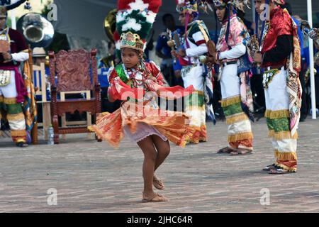 Das junge Mädchen porträtiert La Malinche auf dem Fest des kostbaren Blutes Christi in Teotitlán del Valle, Oaxaca, Mexiko Stockfoto