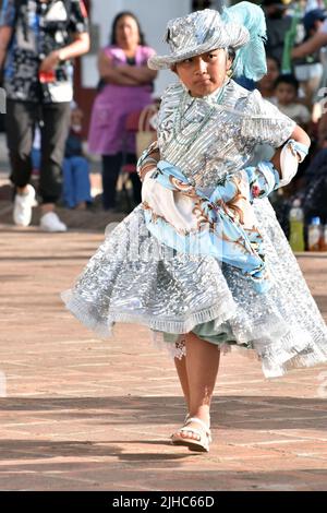 Ein junges Mädchen, das Doña Marina beim Fest des kostbaren Blutes Christi in Teotitlán del Valle, Oaxaca, Mexiko, porträtiert Stockfoto